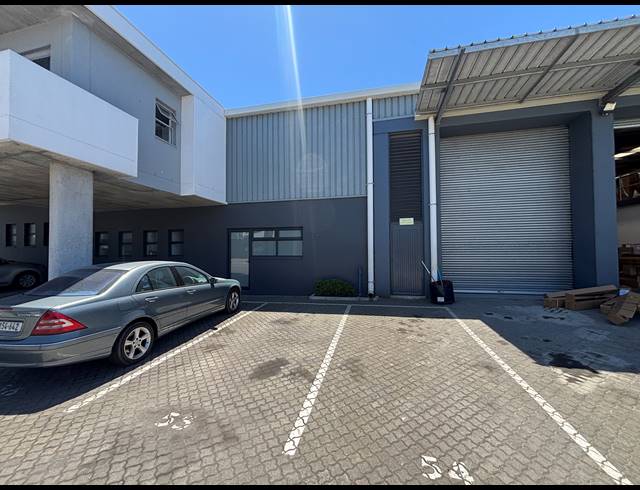 606M² WAREHOUSE TO LET IN STIKLAND INDUSTRIAL